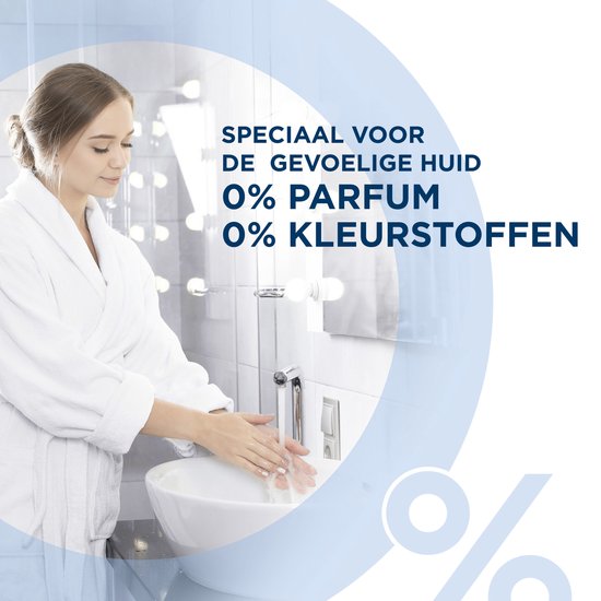 Vrouw in badjas wast haar handen. Speciaal voor de gevoelige huid. 0% parfum, 0% kleurstoffen.