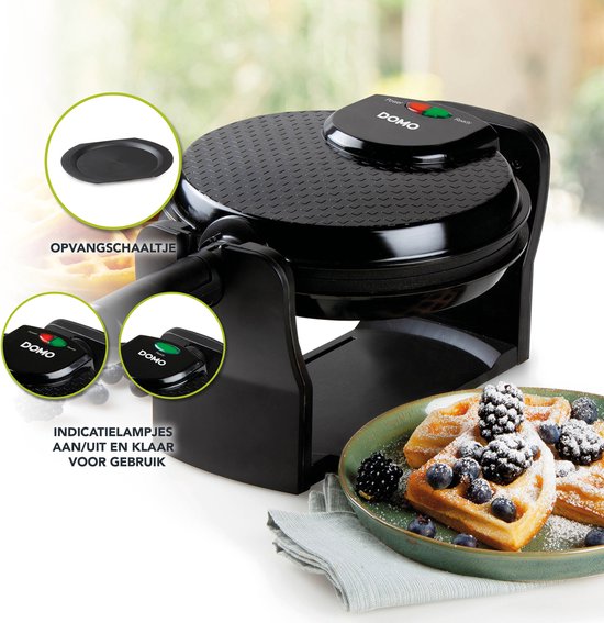 Zwart wafelijzer met een opvangbakje, indicatielampjes en wafel met blauwe bessen.