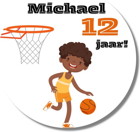 Jongen in oranje sportkleding met basketbal bij basket, Michael 12 jaar!
