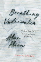 Boekcover van 'Breathing Underwater' van Alex Flinn. Gedrukt op verkreukeld papier met lijntjes. Getitel met grote letters, en de auteur naam in handschrift.