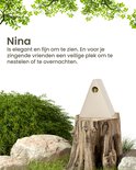 Lichtbeige driehoekig vogelhuisje op een boomstronk met een vogeltje in de opening.
