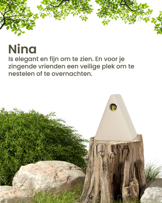 Lichtbeige driehoekig vogelhuisje op een boomstronk met een vogeltje in de opening.