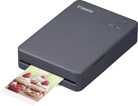 Grijze Canon Selphy printer drukt een dessert met aardbeien en room af.