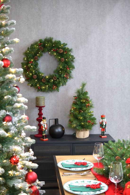 Famiflora verlichte kerstkrans "Everyday" - groen - Ø 61 cm - 50 warm witte ledlampjes - met rode bessen & dennenappels