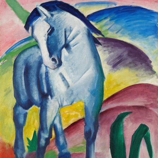 Schilderij van een blauw paard met een witte kop, in een impressionistische stijl met kleurrijke, abstracte achtergrond.