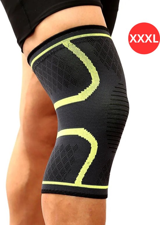 Zwarte kniebeschermer met gele accenten, maat XXXL, op een mannenbeen.