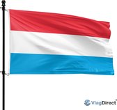 De vlag van Luxemburg met rode, witte en lichtblauwe banen, wapperend aan een vlaggenmast.