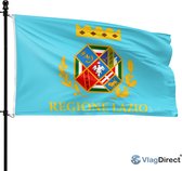 Lazio vlag met kroon, wapenschild en tekst 'REGIONE LAZIO' op een mast.