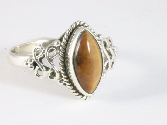Zilveren ring met marquis-vormig, bruin tijgeroog, gedraaide rand en sierlijke zilveren details.