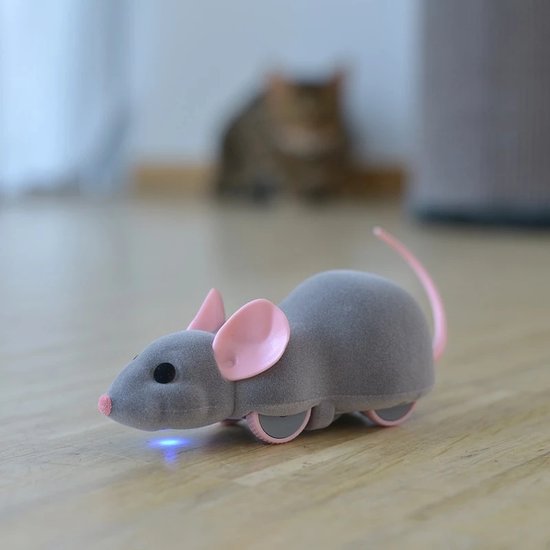 Grijze speelgoedmuis met roze oren en wieltjes op een houten vloer.