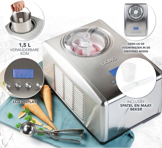 Zilverkleurige ijsmachine met transparant deksel, kom met ijs, ijshoorntjes, schepje en maatbeker. "1,5 L VERWIJDERBARE KOM", "LCD DISPLAY" en "INCLUSIEF SPATEL EN MAATBEKER" zijn zichtbaar.