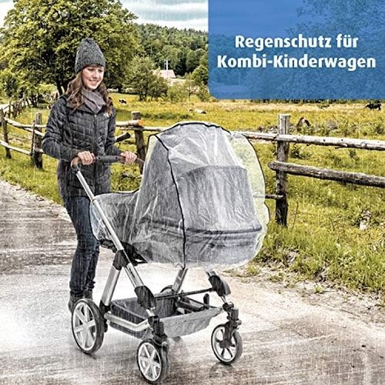 Een vrouw duwt een grijze kinderwagen met regenhoes over een nat, landelijk pad tijdens regen.