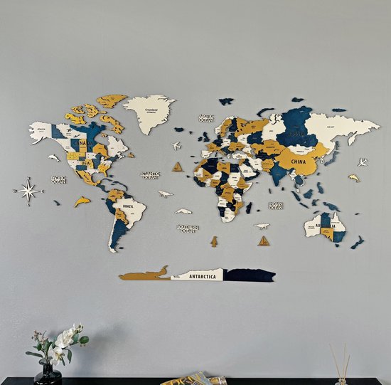Carte du monde en bois doré, blanc et bleu foncé. Le Canada et l'Antarctique manquent.