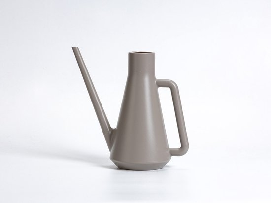 Taupe gieter met een lange tuit en een stevig handvat.