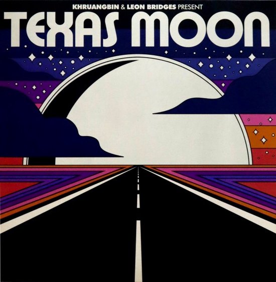 Albumhoes met de titel 'Texas Moon', gepresenteerd door Khruangbin & Leon Bridges. Een weg leidt naar een halvemaan met een sterrenhemel en gekleurde lijnen.