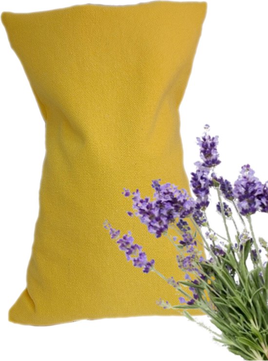 Kersenpitkussen van geel canvas met een takje lavendel ernaast.