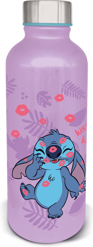 Bouteille lilas avec Stitch et imprimé baisers. Stitch a des empreintes de lèvres rouges sur son visage et son corps. La bouteille a un bouchon argenté.