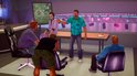 Personages in een vergaderruimte. Een man in een blauw shirt met palmbomenprint wijst naar een plattegrond.