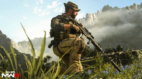 Soldaat met snipergeweer knielt in de bergen, gekleed in camouflagekleding en een hoed.