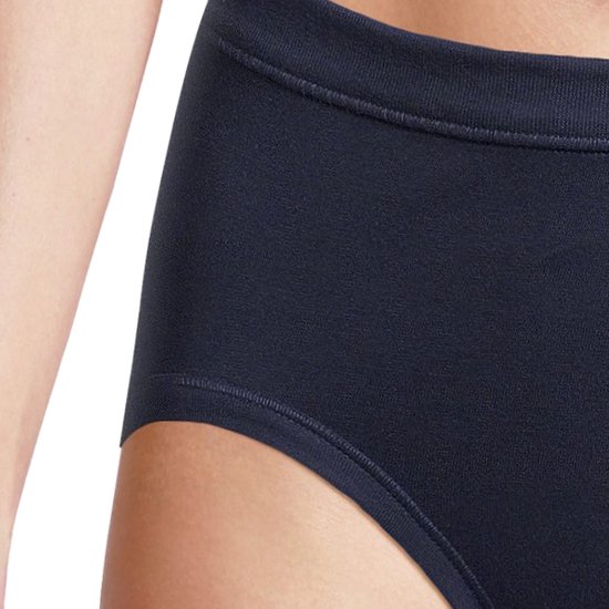 Detail van donkerblauwe katoenen slip met hoge taille en zomen.