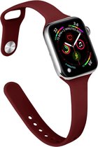 Wijnrood Apple Watch bandje met zilverkleurige details.