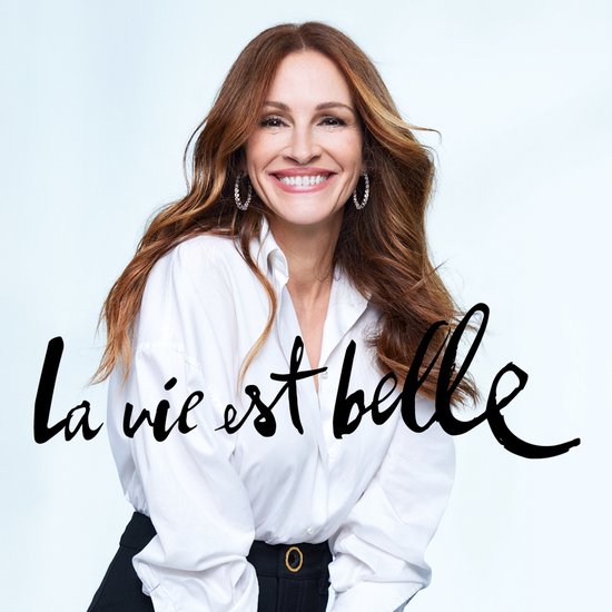 Actrice Julia Roberts lacht in witte blouse. 'La vie est belle' in kalligrafie.