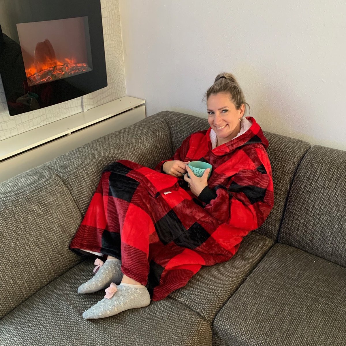 Q-Living Hoodie Deken - Extra Lang & Dik - Plaid Met Mouwen - Snuggle Hoodie - Fleece Deken Met Mouwen - Rood Zwart Extra Lang — cadeau in Wonen & Interieur - foto 4