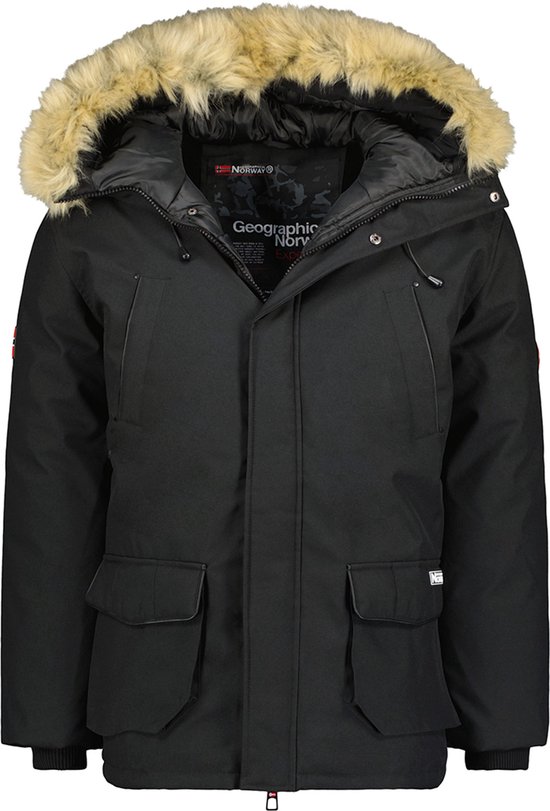 Zwarte winterparka met capuchon en bruine bontkraag, twee borstzakken en twee grote voorzakken.