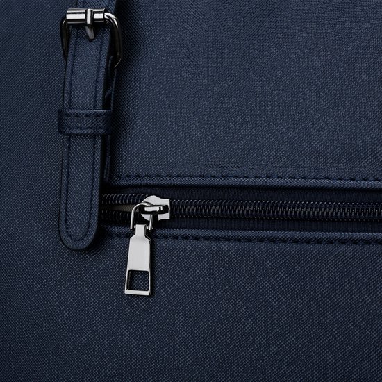 Détail du tissu bleu marine du sac avec une fermeture éclair et une boucle.