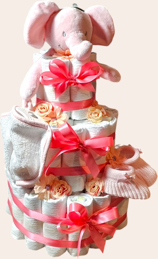 Gâteau de couches rose à trois étages, décoré de rubans roses, de fleurs, d'un éléphant en peluche et de chaussons pour bébé.