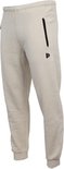 Zijaanzicht van een zandkleurige joggingbroek met ritssluiting op de linkerheup.