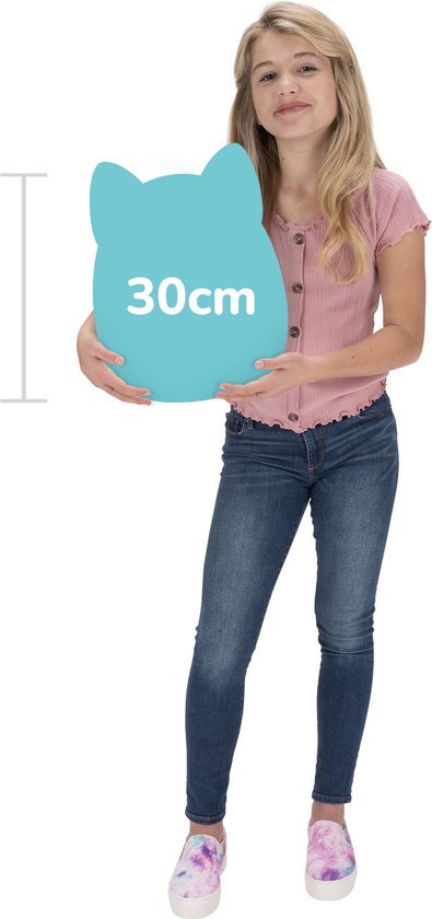 Meisje met lang blond haar, een roze topje en spijkerbroek houdt een turquoise katvormig kussen van 30cm vast.