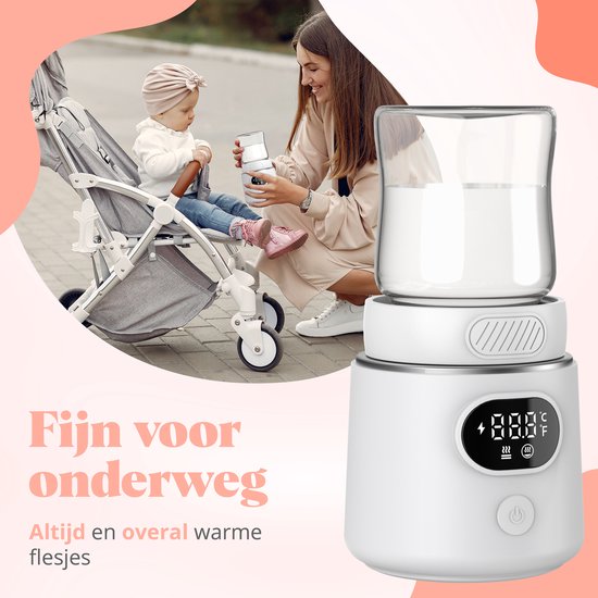 Moeder en baby bij een kinderwagen, met een witte flesverwarmer. "Fijn voor onderweg. Altijd en overal warme flesjes".