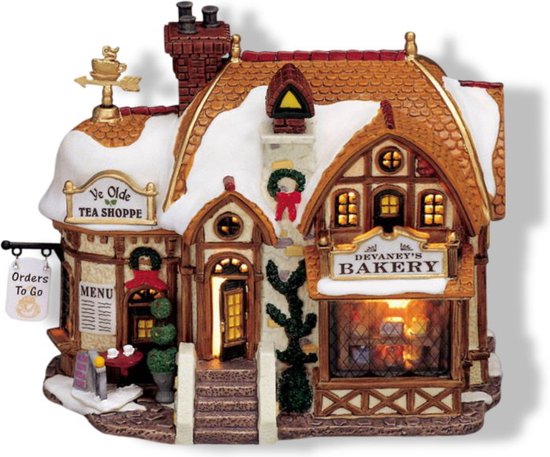 Verlicht Lemax 'Devaney's Bakery' en 'Ye Olde Tea Shoppe' gebouw in winterse sfeer.