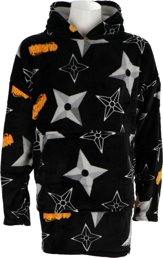 Zwarte hoodie deken met een all-over print van witte shuriken en oranje "Naruto"-logo's. De deken heeft een capuchon en een steekzak aan de voorkant.