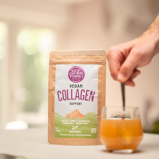 Bruine zak met 'Vegan Collagen Support' erop. Een hand roert met een lepel in een glas.