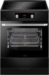 Zwart Amica inductiefornuis met Airfry functie. Oven is open met rooster.