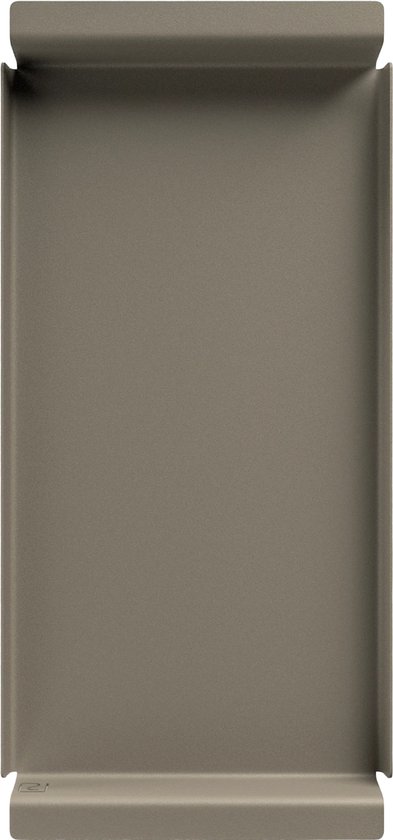 Bovenaanzicht van een taupe metalen dienblad met opstaande randen, op een zwarte achtergrond.