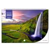 Kalender 2025 Natuur: een weelderige groene waterval met een paarsroze zonsondergang.