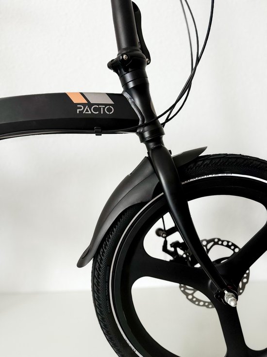 Zwart spatbord aan de voorkant van de fiets bij het wiel.