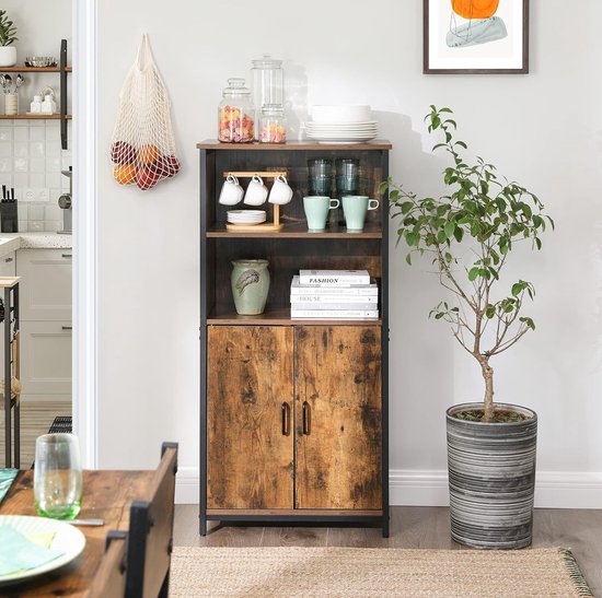 Bruine houten kast in een woonkamer met gesloten deuren. Boeken, planten en decoraties op de planken. Ramen op de achtergrond.