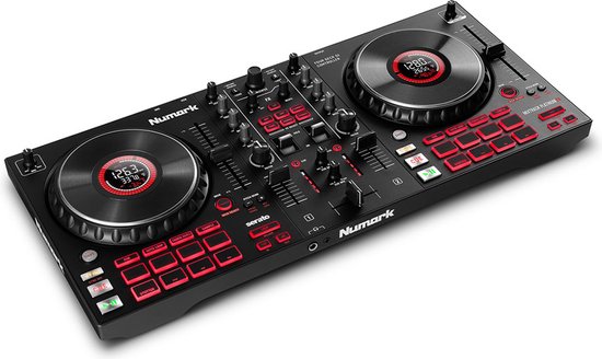 Numark Mixtrack Platinum FX DJ-controller met twee jogwheels en rode verlichte knoppen, vanuit een hoek.
