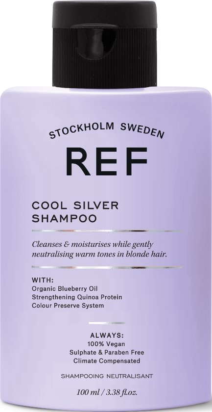 REF Cool Silver Shampoo in een lichte paarse fles met zwarte dop. Tekst in het zwart.
