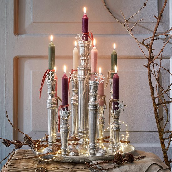 Antiek zilverkleurige kandelaar met negen gekleurde kaarsen, dennenappels en lichtjes.