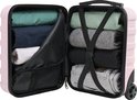 Open lichtroze Cabin Max koffer, gevuld met kleding in verschillende kleuren.