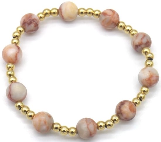 Elastische armband met afwisselend kleine goudkleurige kraaltjes en grotere, crèmekleurige kralen met roze/bruine marmering.