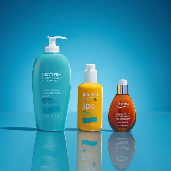 Biotherm Oligo-Thermal After-Sun Milk, een grote turquoise fles met witte pomp, naast een gele zonnebrandcrème en een oranje zelfbruiner.