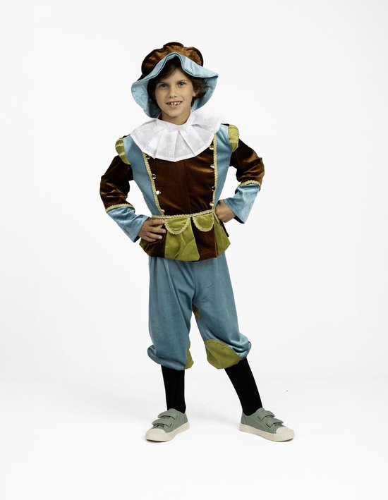 Jongen in een blauw-bruin Pietenkostuum met bruine hoed, witte kraag en groene accenten. Staat met handen in de zij.