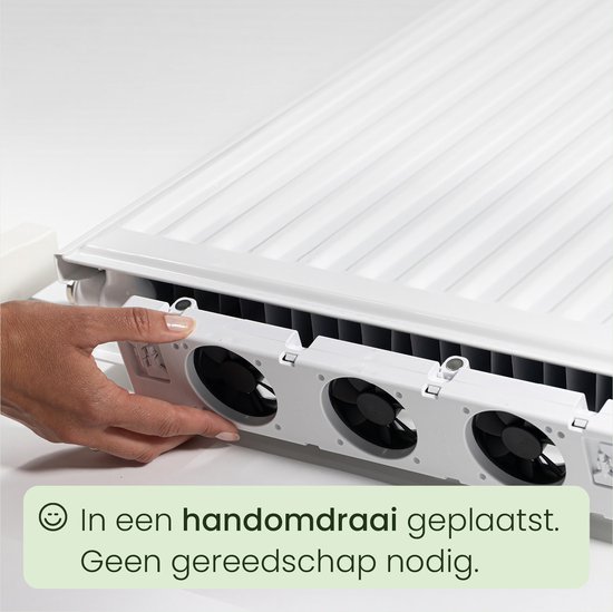 Vrouw plaatst witte SpeedComfort ventilator op radiator. Tekst: 'In een handomdraai geplaatst. Geen gereedschap nodig.'