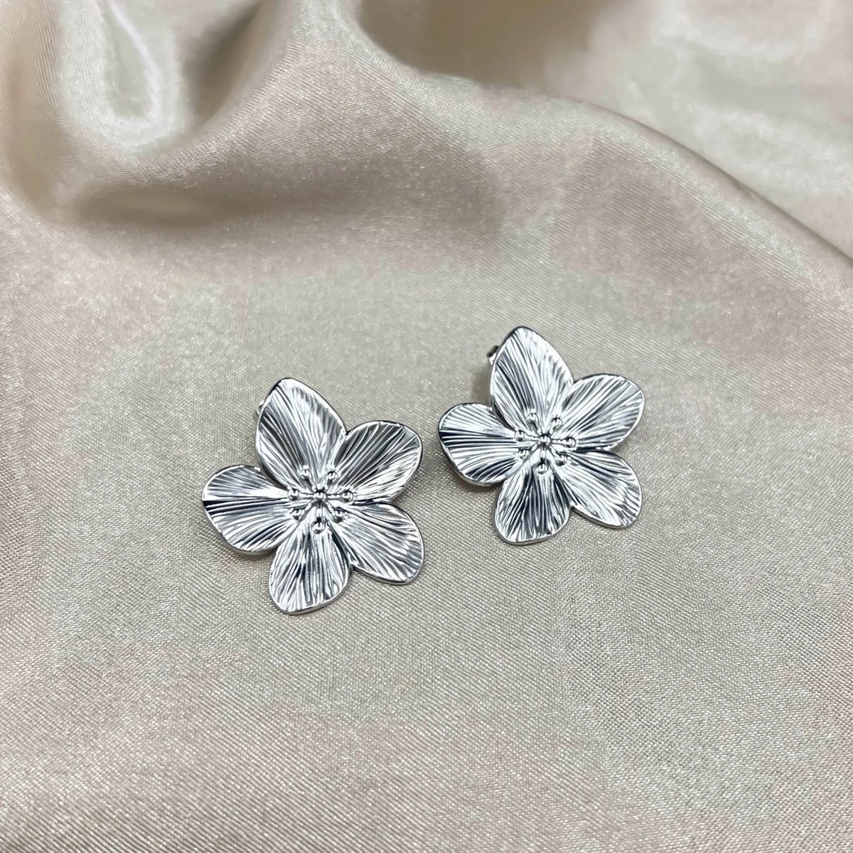 Statement oorbellen - Grote bloem - Zilver - Chique